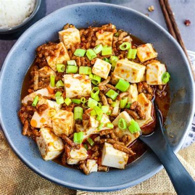  ¡Descubre el Maravilloso Mundo del Mapo Tofu: Un guiso picante y seductoramente umami que te transportará a Chengdu!