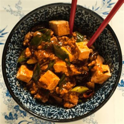  El Tofu Mapo: ¿Una explosión picante y aromática de sabores que te transportarán a las calles de Anshun?