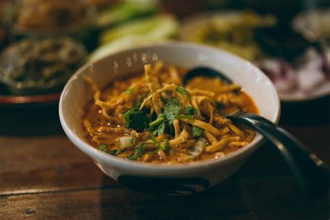  Khao Soi: Un festín de sabores intensos que te transportará a las calles bulliciosas de Chiang Mai