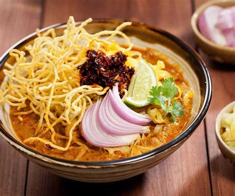  Khao Soi: ¡Una Sopa Explosivamente Sabrosa Que Te Transportará a las Calles de Chiang Rai!