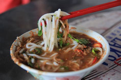  Laksa Penang: ¿Una explosión de sabores picante y cítrico que te transportará directamente a las calles de Malasia?