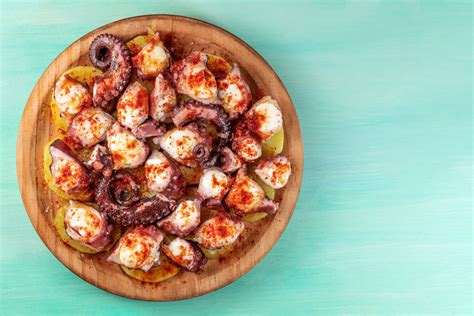  Pulpo á Feira? Una Fiesta de Sabores Marinos en un Plato Único!