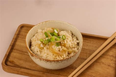  ¡El Pastel de Arroz con Salsa de Soja y Cebolla Caramelizada: Un Viaje Delicioso a los Sabores Tradicionales de Fuyang!