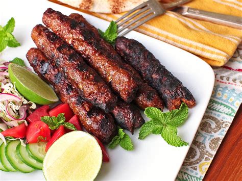  Seekh Kebab: Una aventura en aromas especiados y texturas suculentas!