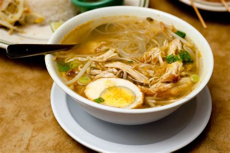  Soto Ayam: ¡Una sopa aromática que te transporta a las calles de Surabaya!