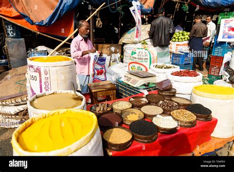  Suya: ¡Un festín de especias y texturas que te transportará a las calles de Ibadan!