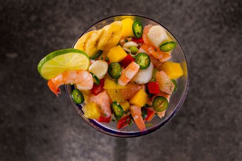  ¡Saborea la magia tropical en cada bocado de Ceviche Emplumado! Un plato vibrante que fusiona la frescura del mar con la explosión picante de los chiles mexicanos.