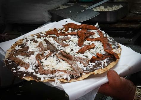  Tlayudas: ¡Un Manjar de Oaxaca que Fusiona Texturas Crujientes con Sabores Ahumados!