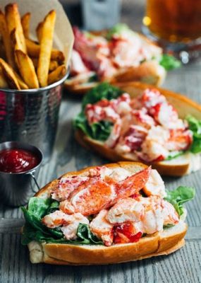  ¡Prueba el auténtico Lobster Roll de Astoria! Una explosión de marisco fresco envuelta en pan crujiente y ligeramente tostado